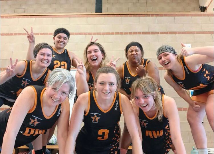 Easton Cowfolk Netball Oranges team